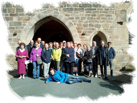 Die ökumenische Reisegruppe vor dem Eingangstor zur Klosteranlage